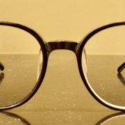 Brille mit einem Glas ohne Shapeline Randbeschichtung, ein Glas mit.