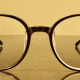 Brille mit einem Glas ohne Shapeline Randbeschichtung, ein Glas mit.