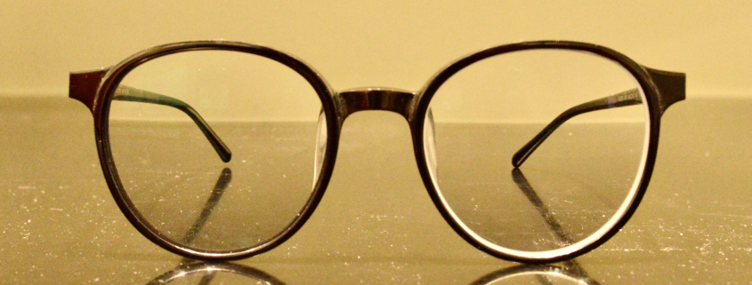 Brille mit einem Glas ohne Shapeline Randbeschichtung, ein Glas mit.